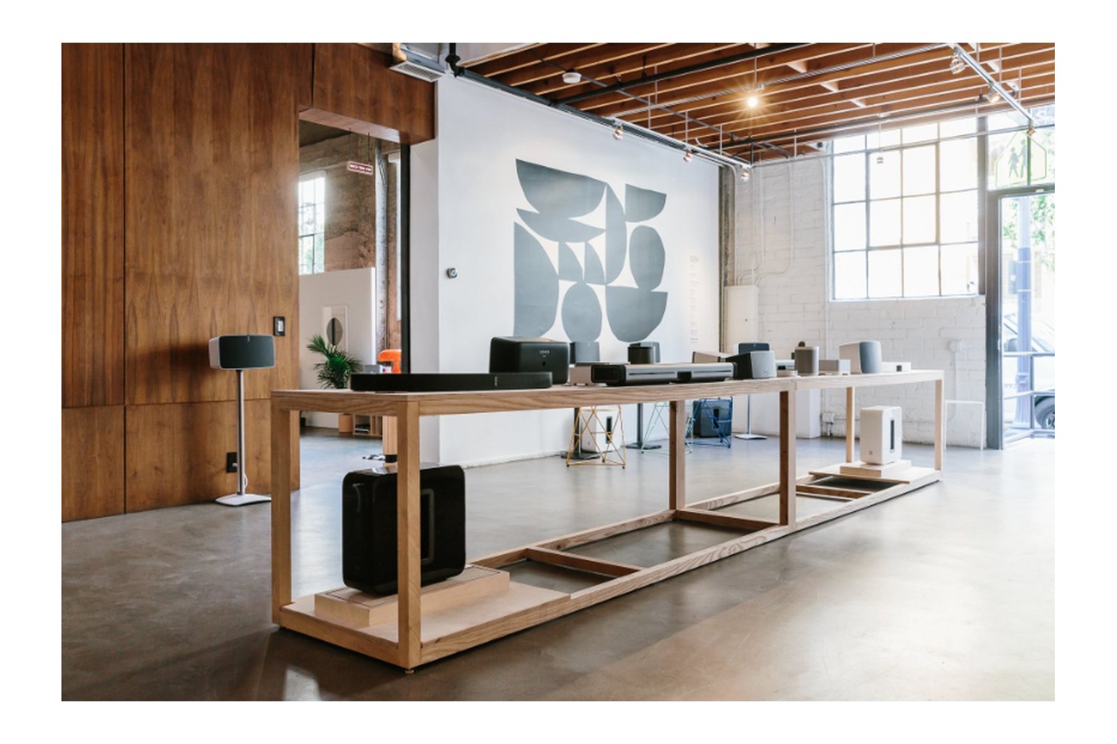 Retail environment with custom display table